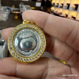 泰国佛牌 原庙恭请 阿赞喷 钱袋子佛牌 镶钻外壳 饰品吊坠