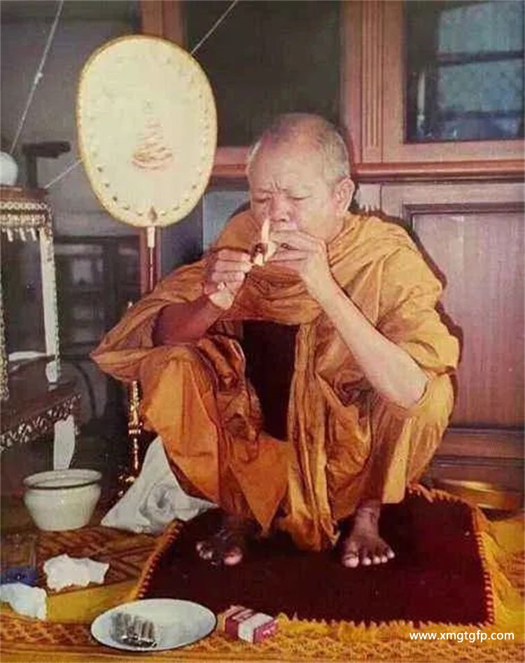 龙婆坤：泰国佛教高僧，神奇法力闻名世界，受众敬仰的灵性导师